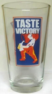 TASTE VICTORY 5 7/8" Pint Bier GLAS mit Mann hält ein BIERFASS PENNSYLVANIA - Bild 1 von 5