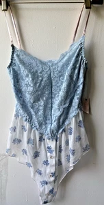 Nuevo con etiquetas Body We Are HAH Talla S Azul Encaje Top/Floral Inferior Elastizado Ajustable - Imagen 1 de 9