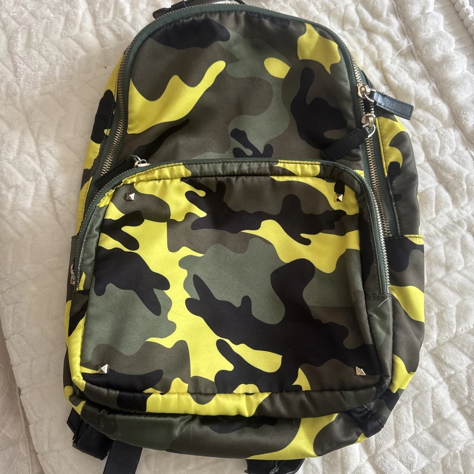 Mochila camuflada neon Valentino Garavani Rockstud - Imagem 1 de 4