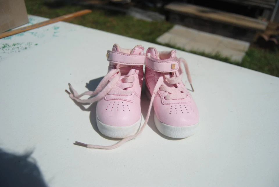 Zapatillas altas Fila rosa para niños pequeños talla 5 ligeramente usadas buen estado Foto 1 de 4
