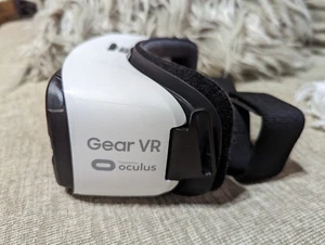 Samsung Gear VR Headset Powered By Oculus - Frost White - Missing Visor - Picture 1 of 7