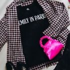 Neuf avec étiquettes T-shirt noir Emily In Paris Netflix boîte à marchandises taille moyenne