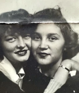 Hermosa cabina de fotos vintage abrazo niñas vernácula años 40 lesbiana interior - Imagen 1 de 3