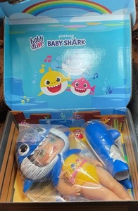 Baby Alive Baby Hai braune Haare grünäugige Puppe mit blauem Schwanz und Kapuze NEU - Bild 1 von 9