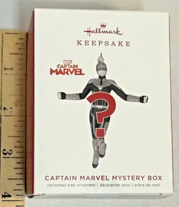 Adorno de Navidad Hallmark Capitana Marvels Caja Misteriosa - Imagen 1 de 3