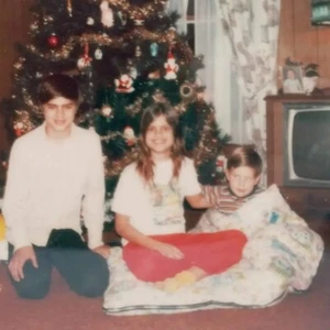 Vintage Polaroid Foto entzückende Kinder Weihnachtsbaum TV Fund Kunst Schnappschuss - Bild 1 von 5