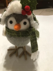 Target Featherly Friends Invierno Pájaro Gris Verde Bufanda Sombrero Blanco Piel Acebo 8” - Imagen 1 de 11