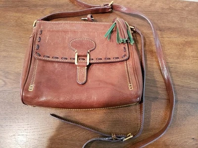 Bolso Cartera de Hombro Dooney & Bourke Cuero Grano Guijarro Marrón Usado en Excelente Condición Foto 1 de 4