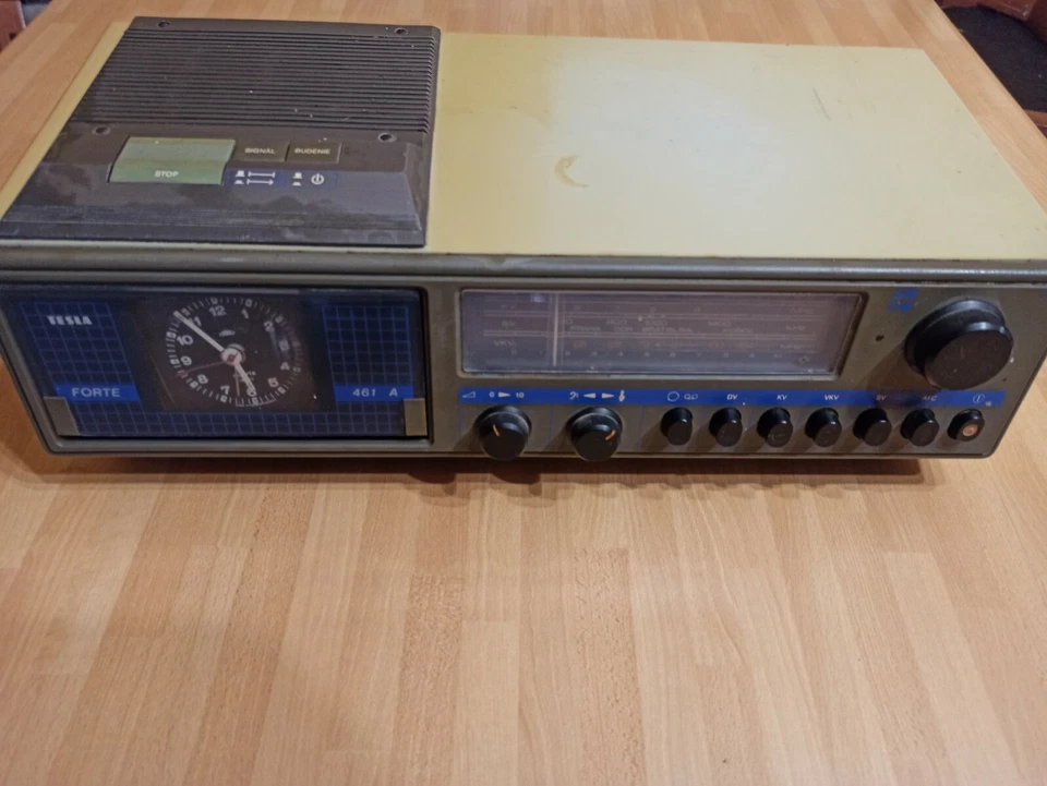 RADIO VINTAGE Tesla TRANSISTOR. Trabajo Foto 1 de 4