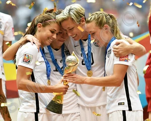 USA WOMEN'S SOCCER TEAM USNWT 8x10 PHOTO 2015 FIFA WORLD CUP - Picture 1 of 1