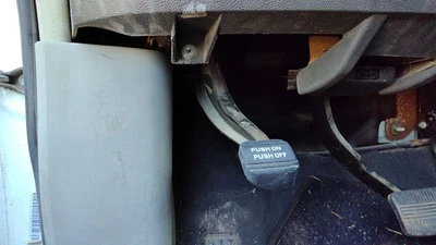 2004 Nissan Titan conjunto de pedal de freio de estacionamento OEM unidade de emergência completa - Imagem 1 de 2