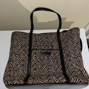 Bolso de Mano Vera Bradley Acolchado Estampado de Cebra, Negro Tostado - Imagen 1 de 10
