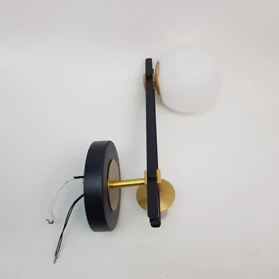 Lámpara de pared moderna Globo aplique de pared negro y dorado luz de tocador Foto 1 de 4