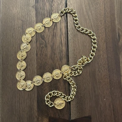 De Colección Omega Tono Oro Moneda Cabezas de León Cinturón Cadena Collar ADJ Viejo Dinero Mob Esposa Foto 1 de 4