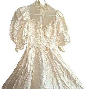 VESTIDO DE NOVIA PRINCESA SEARS AÑOS 80 PEQUEÑO 3/4 VOLANTES CUELLO ALTO MANGAS ABULLONADAS MANCHAS - Imagen 1 de 24