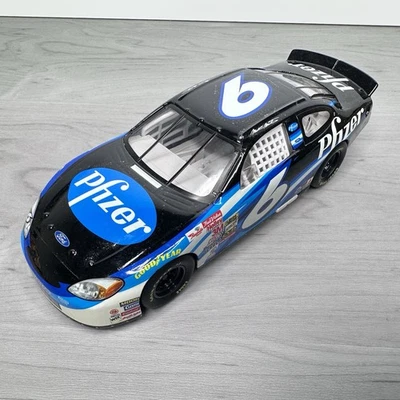 Mark Martin #6 Pfizer Ford Taurus 1:24 Die-Cast NASCAR (1999) Mattel Hot Wheels - Image 1 of 4
