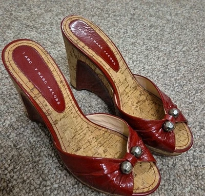 SANDALIAS MARC BY MARC JACOBS CUERO ROJO CORCHO CUÑA DESLIZABLES Talla EUR 39,5 US 9 USADAS EN EXCELENTE ESTADO Foto 1 de 4