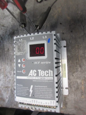 Lenze SF210Y AC Tech AC VFD Drive 1Hp .75Kw 208/240V 3Ph Foto 1 de 2