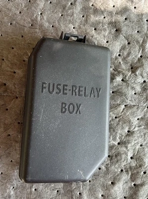 Крышка коробки реле предохранителя под капот Hyundai Accent 2007-2009 годов выпуска черная - Изображение 1 из 2