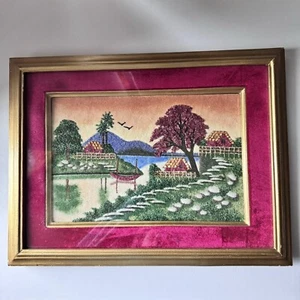 Handgefertigte Kunst Steinmalerei eingebettet rosa grün Landschaft Filzrahmen 17 x 13 - Bild 1 von 17