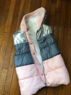 Chaleco acolchado con capucha rosa gris plata cremallera frontal Little Lass talla 10-12 Foto 1 de 3