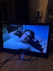 22" JVC LT-22DE72 Television With Built In DVD Player NO REMOTE - Picture 1 of 7