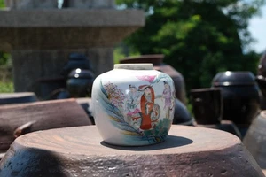 0199 A Famille-Rose Military Scene Jar, Inscribed Shouchunlou Zang 寿春楼藏 - Picture 1 of 24