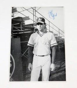 Foto firmada por Jeff Clifford 5 x 8 en blanco y negro 2015 Minor League Brawl A's Auto - Imagen 1 de 2