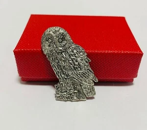 BRAUNEULE ZINN ANSTECKNADEL ABZEICHEN BROSCHE REVERS ROT GESCHENKBOX GEBURTSTAGE WEIHNACHTEN VÖGEL - Bild 1 von 4