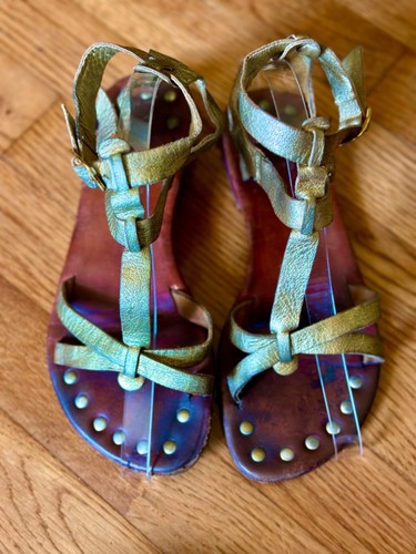 MBT Sandali gladiatore Matt Bernson KM taglia 6 oro cinturino alla caviglia metallizzato fibbia borchie