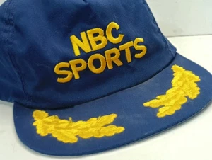 Vintage NBC Sportmütze marineblau gold bestickt Seil Schirm Druckknopflasche Made in USA - Bild 1 von 5