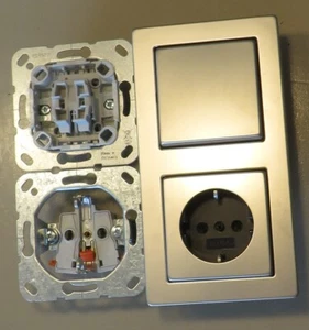GIRA Taster Steckdose 2-fach Kombination E2 System 55 Edelstahl - Bild 1 von 2