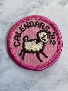Saldi calendari bambina scout '82 agnello bianco rosa su rosa toppa diametro 2 pollici - Foto 1 di 3
