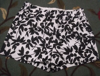 J Crew Womens Print Shorts Black White Size 2 Floral Textured Pull on Pockets - Image 1 of 4