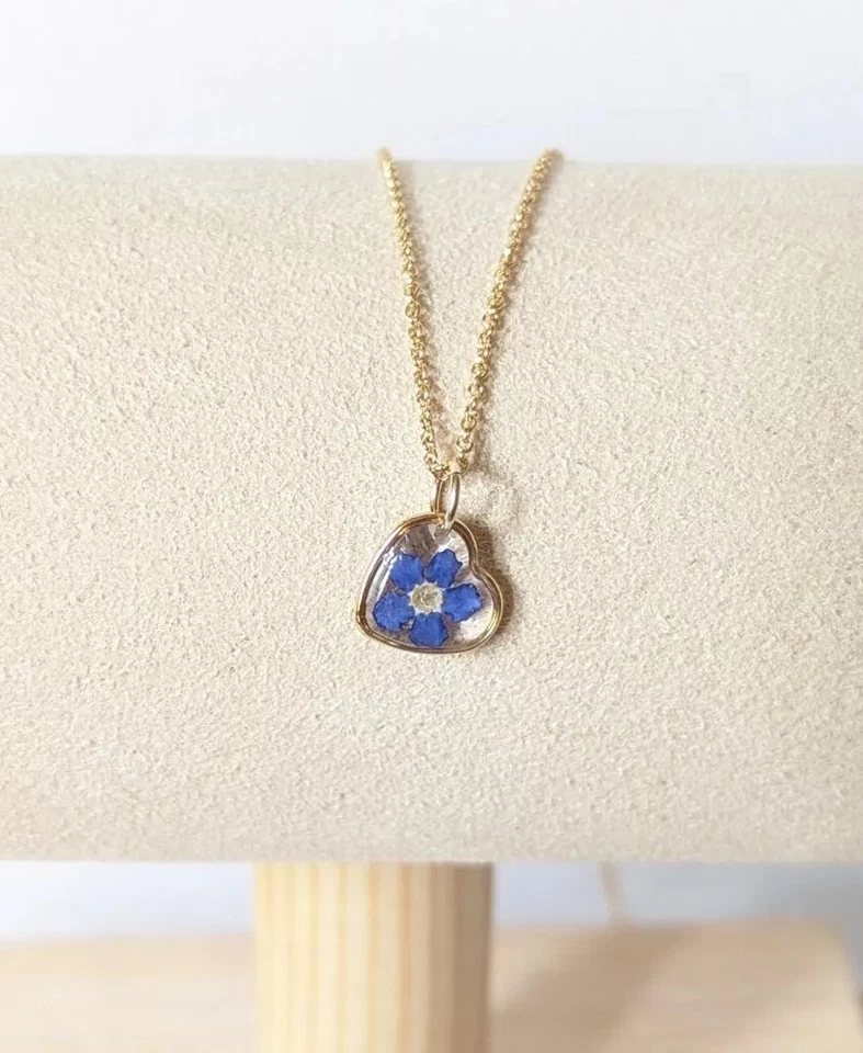 Collar colgante flor prensada hecho a mano relleno de oro de 14k Forget Me Not Resina  Foto 1 de 4