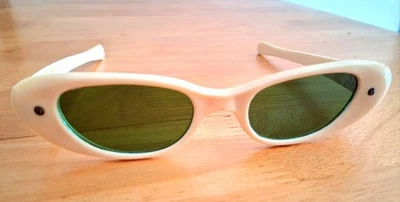 Gafas de sol vintage de los años 50 ojo de gato blancas lentes tintadas verdes profundas The Funky Look.  Foto 1 de 4