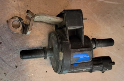 2005-2011 Cadillac STS Purge Solenoid Vapor Canister Control Bosch 12611801 oem - Image 1 of 4