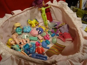 grand lot pour  jouer fillette couffin rose  2poupées/mini figurines et accessoi - Imagen 1 de 24