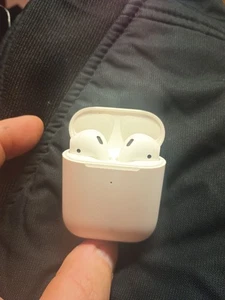 Auriculares Bluetooth inalámbricos blancos Apple Air Pods 2da generación A2031 en funcionamiento - Imagen 1 de 5