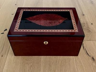 Humidor „Tabakblatt“ mit Zubehör und Zigarrenetui - Bild 1 von 4