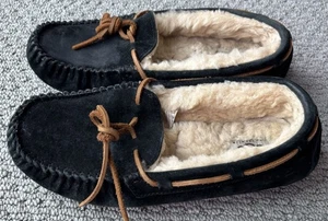 UGG Dakota Damen Mokassin Slipper – US 7, schwarz - Bild 1 von 10