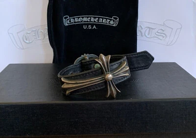 Pulsera de cuero cruz plateada grande corazones cromados + accesorios Foto 1 de 4