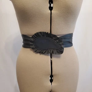 Cintura donna vintage in pelle piccola nera fibbia a volant leggera anni 80 - Foto 1 di 7