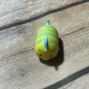 Disney Tsum Tsum Small Mini Vinyl Figure Flounder Fish Little Mermaid Ariel - Picture 1 of 3