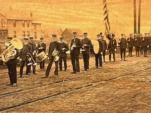 circa 1895 quarto luglio banda musicale parata gabinetto card. Grande bandiera americana - Foto 1 di 14