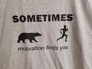 Lustiges T-Shirt Manchmal Motivation findet dich NEU KOSTENLOSER VERSAND - Bild 1 von 2
