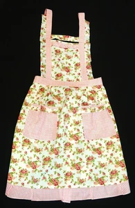 RETRO STYLE PINK AND WHITE FLORAL COTTAGECORE BIB APRON WITH POCKETS - Picture 1 of 8