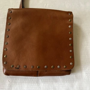 PATRICIA NASH Umhängetasche braun Leder Nieten Klappe verstellbarer Riemen - Bild 1 von 12