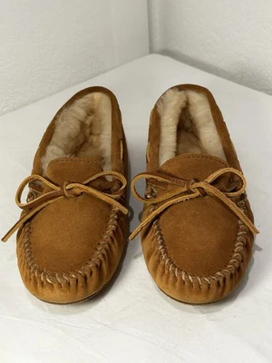 Zapatilla mocasín de piel de oveja Minnetonka para mujer suela suave tostada talla 6 Foto 1 de 4