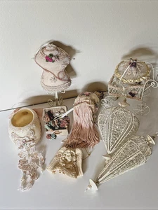 Viktorianischer Stil Ornamente 8 Stück weiß beige Spitze Vogel Quaste Vintage Weihnachten - Bild 1 von 22